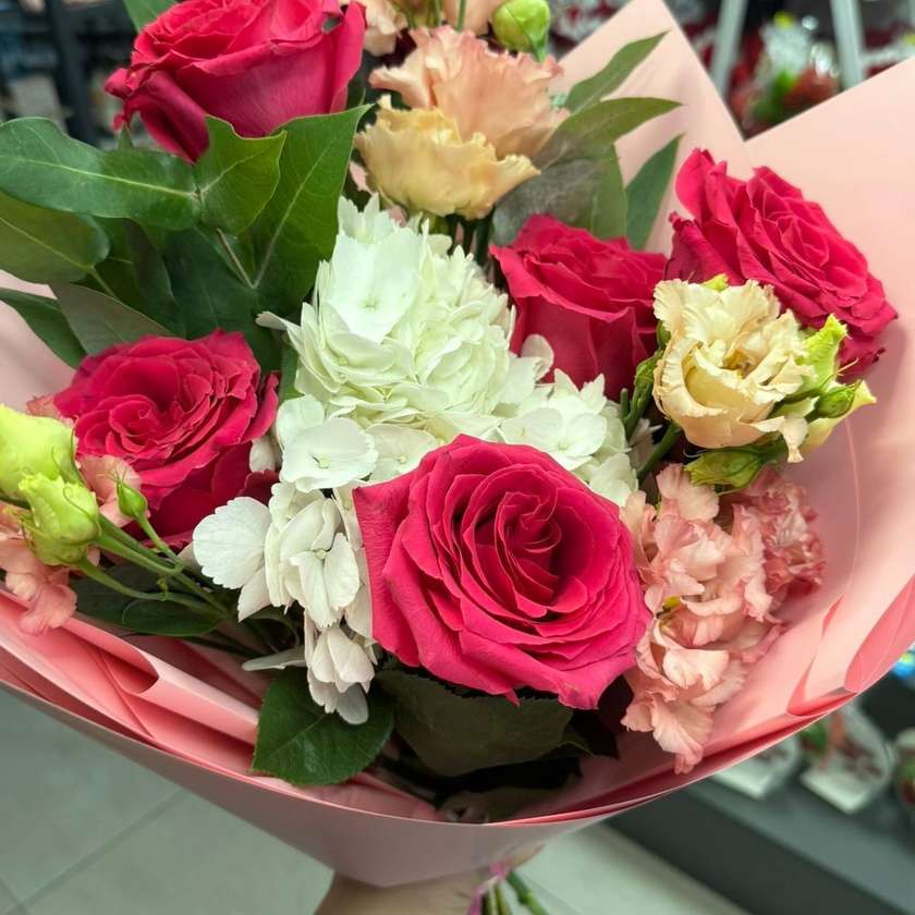 Bouquet of the Day With Roses and Hydrangea