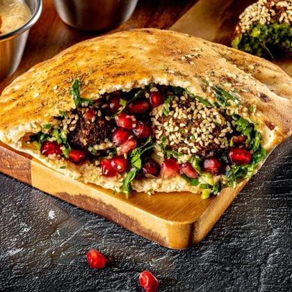 Pita turceasca cu falafel, hummus si salata maidanos