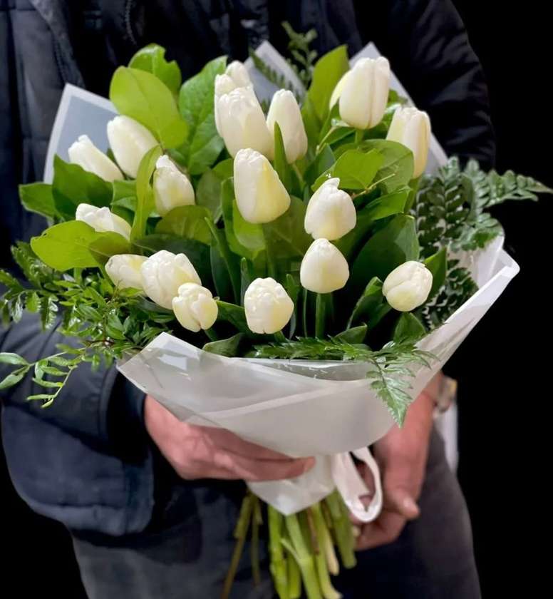 21 White Tulips