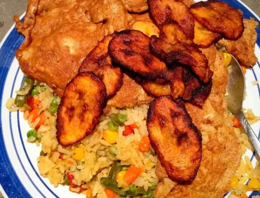 Vegetables rice with fried chicken and plantains