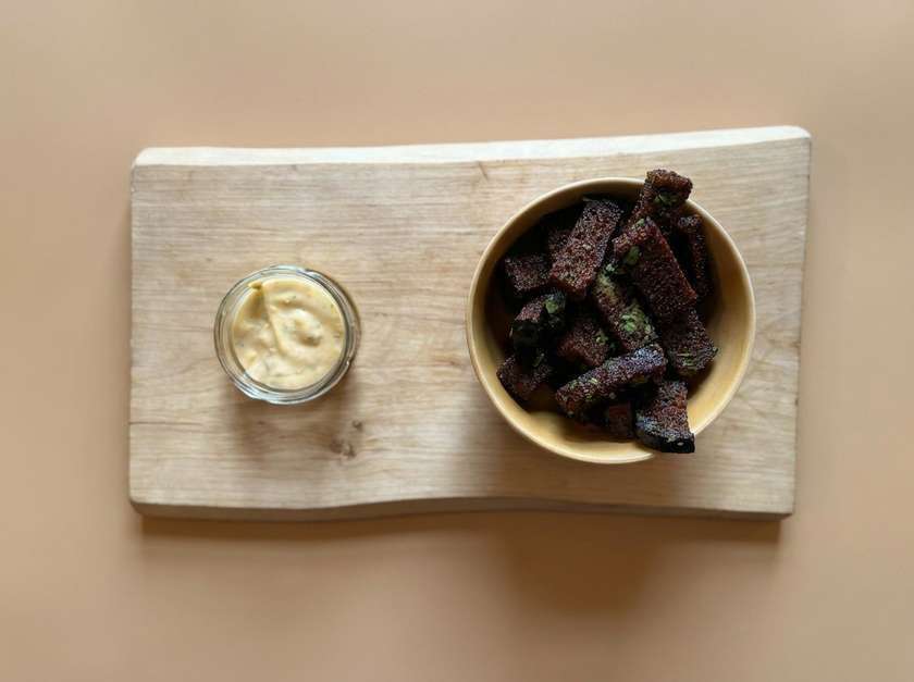 Garlic bread with creamy garlic dip