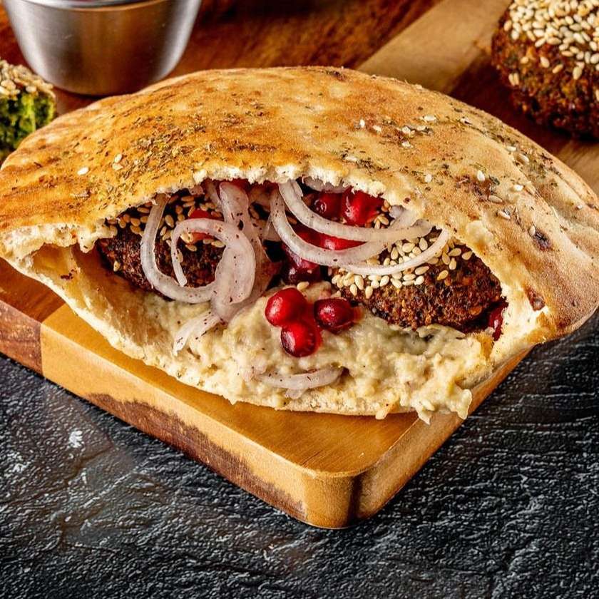 Pita turceasca cu falafel, salata de vinete si rodii