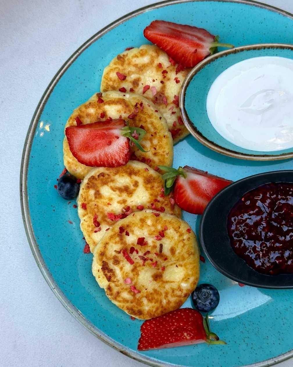 Curd pancakes with sour cream