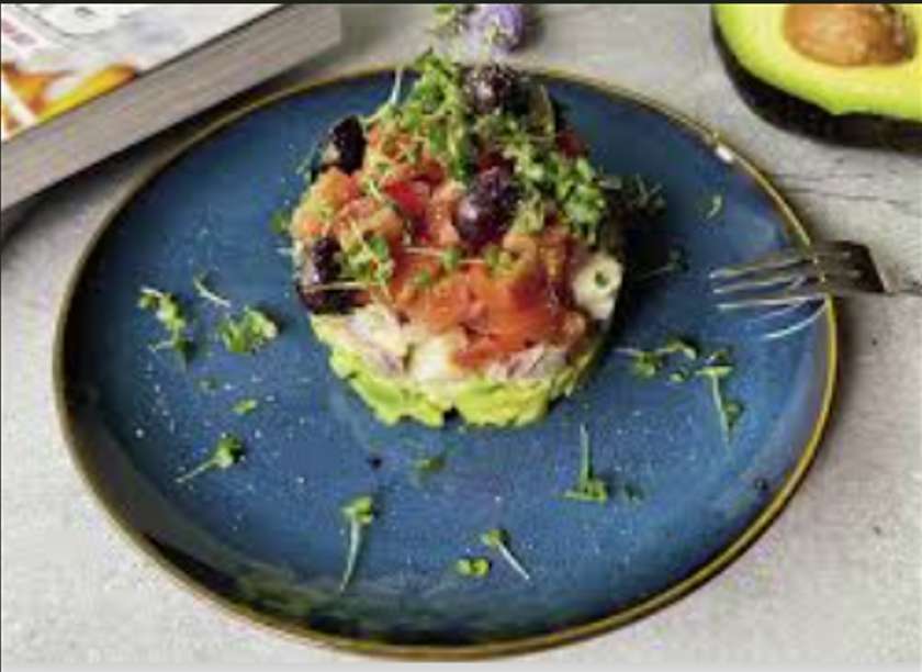 Sūdytos silkės tartaras su saulėje džiovintais pomidorais, avokadu bei česnakine duonele