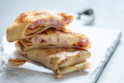 Lietiniai blyneliai su sūriu ir kumpiu bei pikantišku grietinėlės padažu