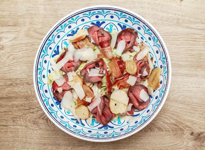 Caesar salát s roastbeefem