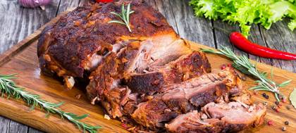 Lėtai kepta kiaulienos sprandinė su barbekiu glazūra