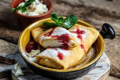 Lietiniai blyneliai su varške, trintomis braškėmis bei grietine