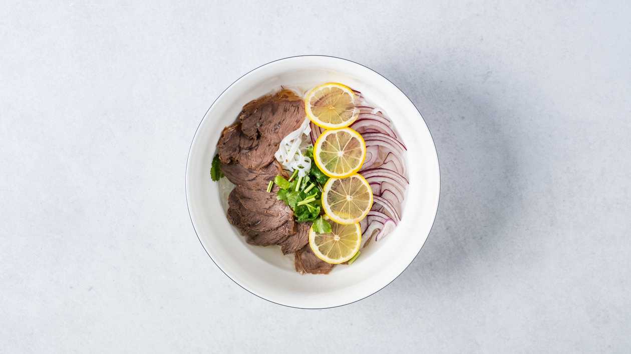 V11 Pho Bo - Nudlová Polévka s Hovězím Masem