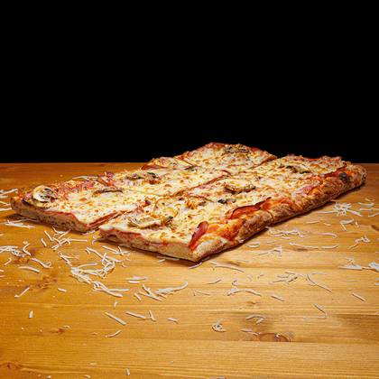 Pizza cu șuncă și ciuperci - Felie