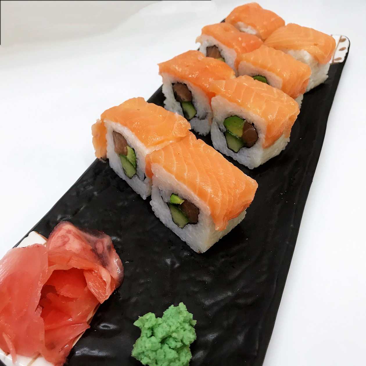 SS18.  8 Ks Speciální Rolka Double Losos(Obalené Plátkem Lososa, Uvnitř Losos, Okurka,avokádo)