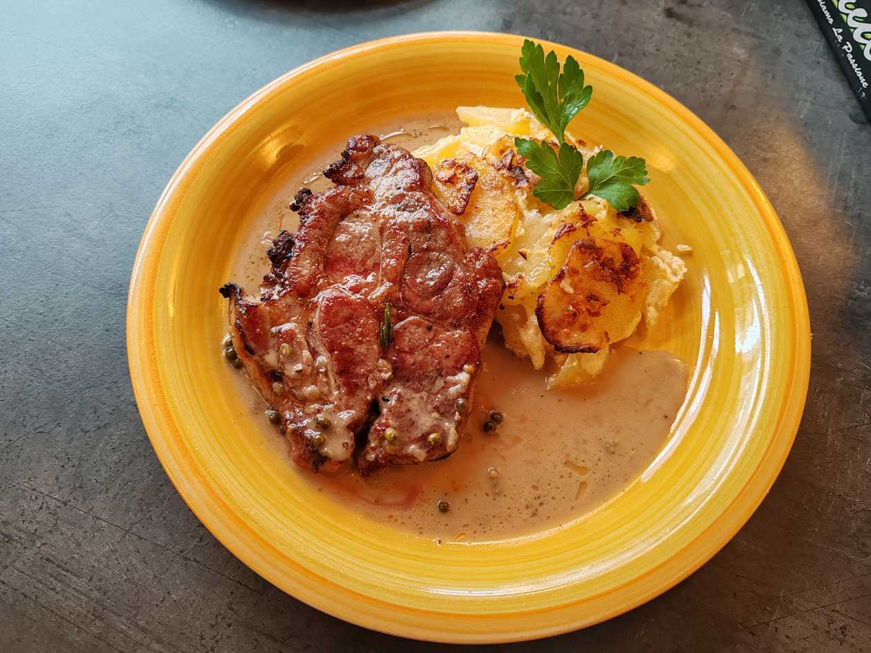 Denní menu 1 - Polévka + Hlavní chod / Hovězí vývar + Steak z krkovice