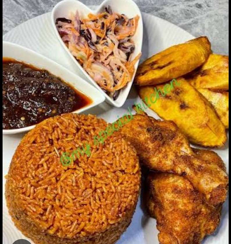 Vegetables Jollof rice with fried chicken