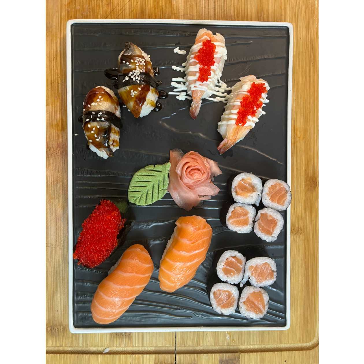 SS2.  8 Ks Maki Losos, 2 Ks Nigiri Losos, 2 Ks Nigiri Krevety, 2 Ks Nigiri Úhoř, 1 Ks Kaviár
