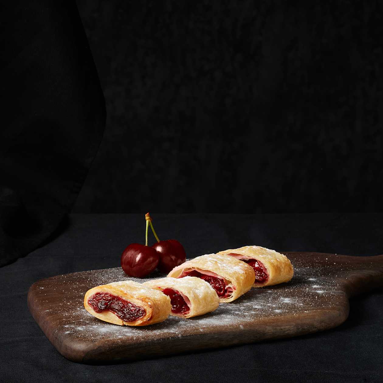 Ștrudel cu umplutură cu vișine