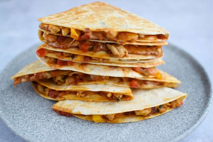 Kesadilija su vištiena, gruzdintomis bulvytėmis ir jelapeno majonezu