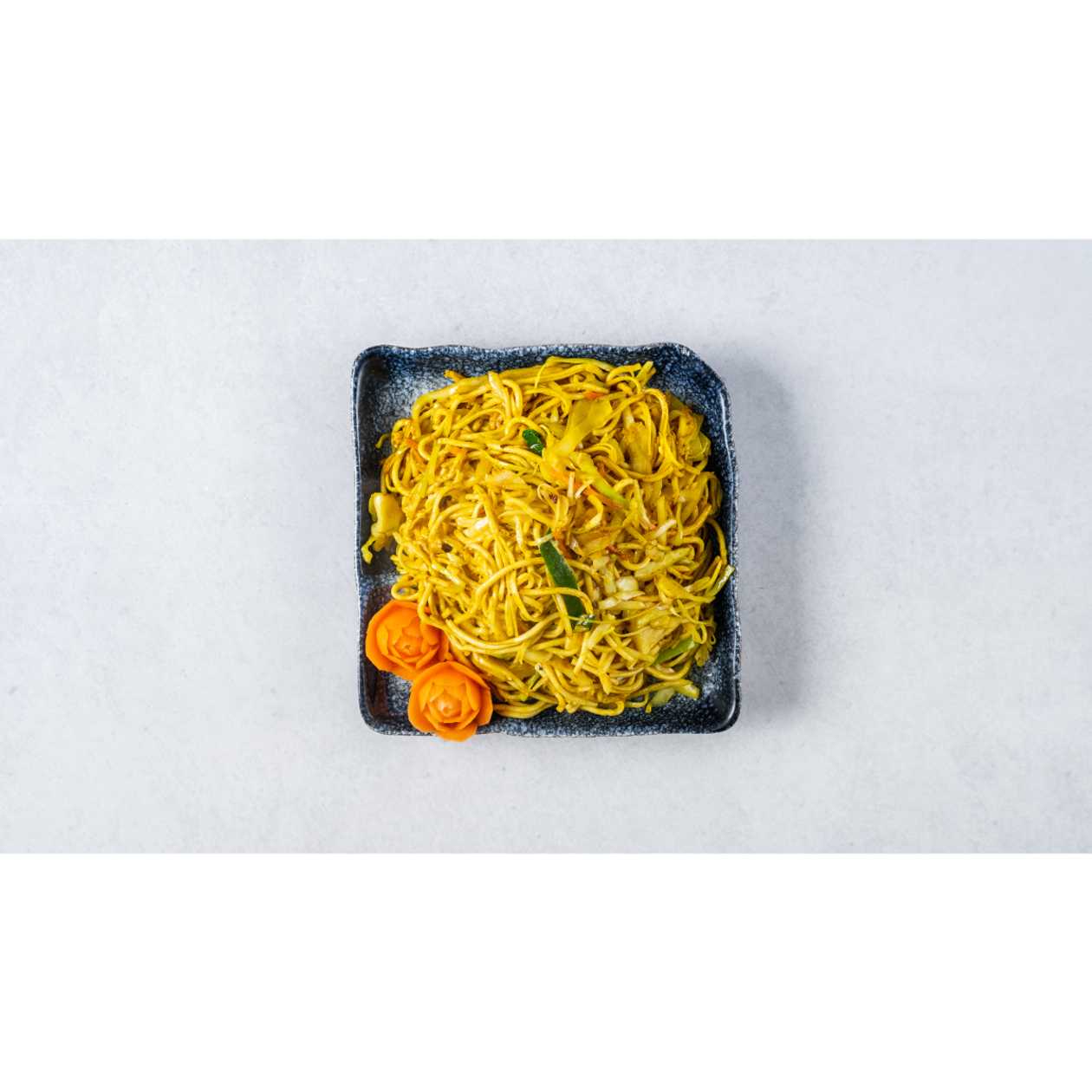 M64. Smažené Nudle s Kuřecím Masem na Kari