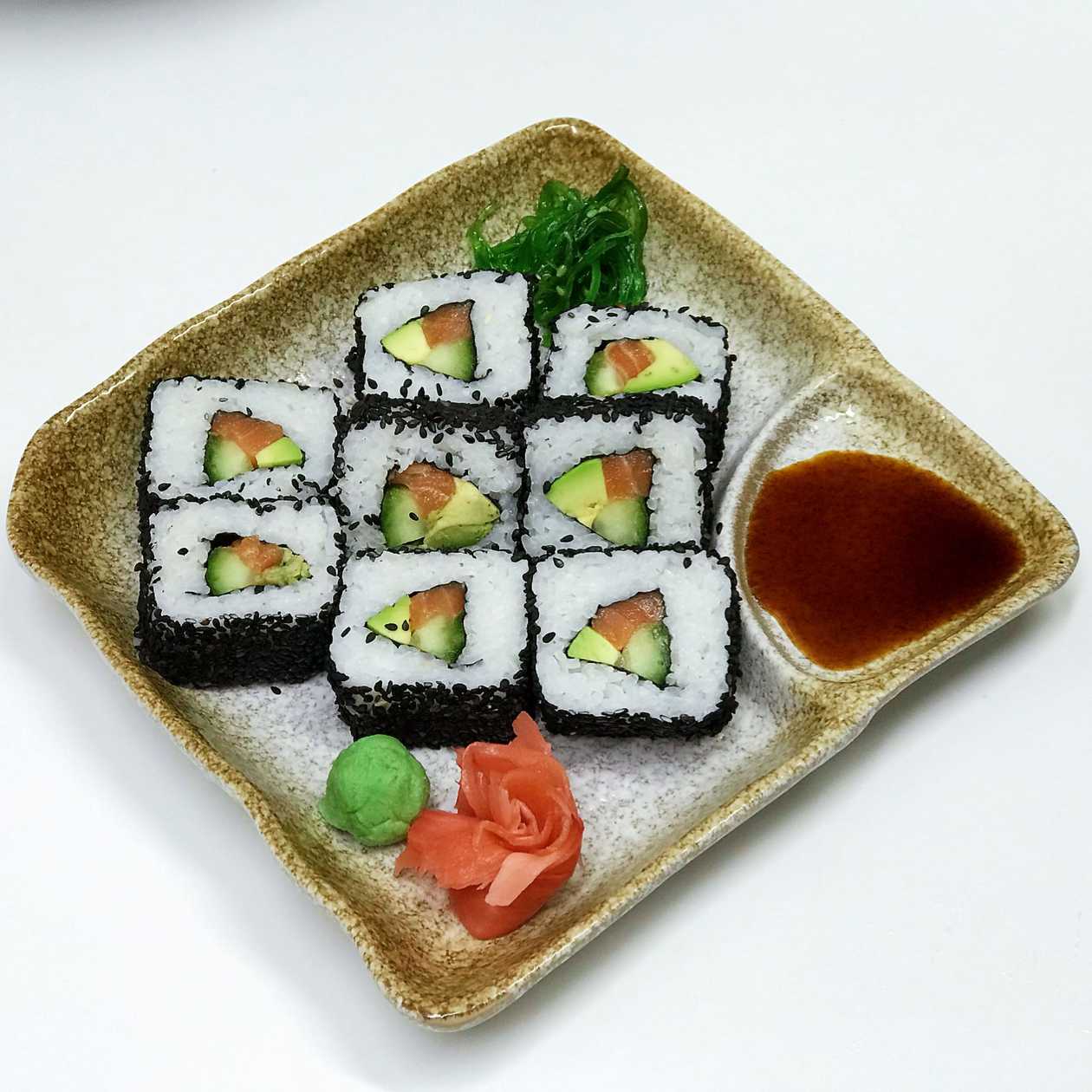 SS16. 8 Ks Uramaki - Obalené v Černém Sezamu(Losos, Avokádo, Okurka)