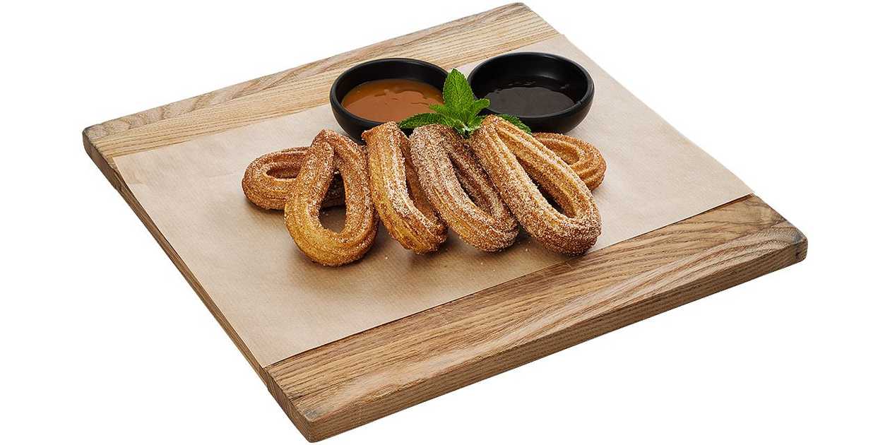 Churros su karamelės ir šokolado užpilu
