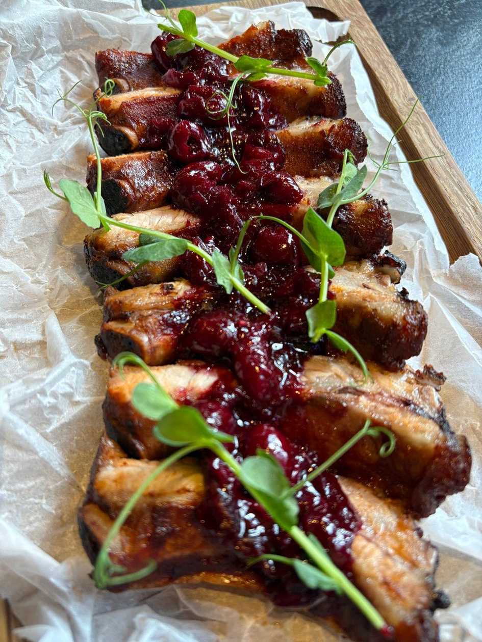 Реберця під вишнево-винним соусом