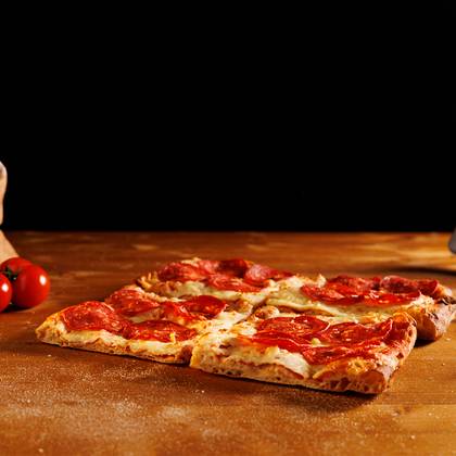 Pizza cu salam picant - Felie