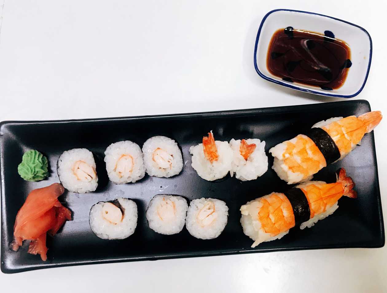 SS10. 8 Ks Maki s Krevetou,2 Ks Nigiri Kreveta