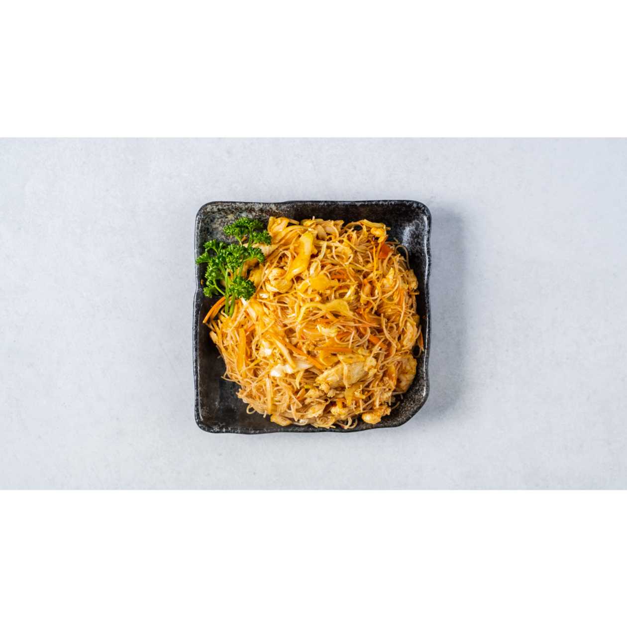 M66. Smažené Rýžové Nudle s Kuřecím Masem