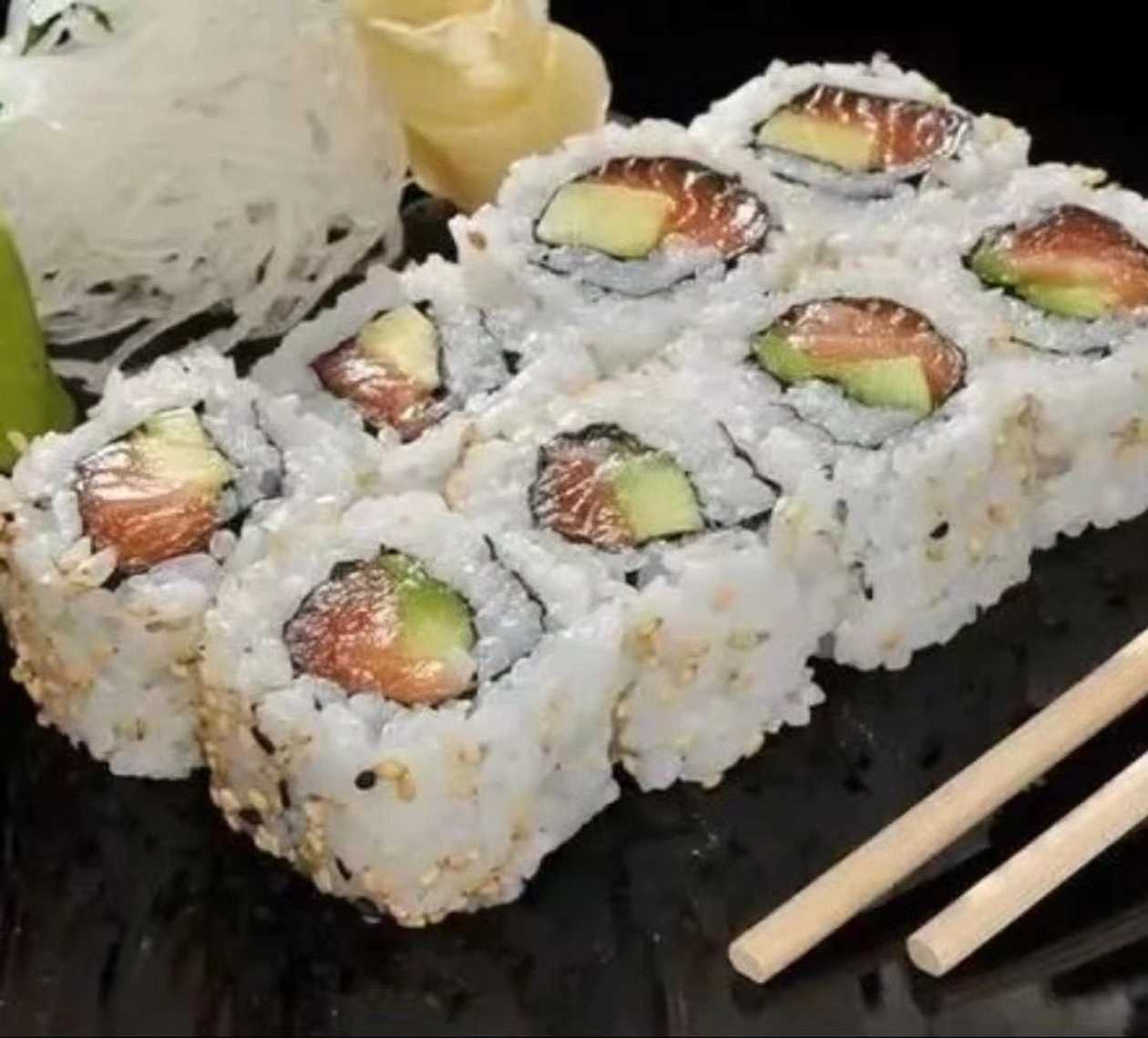 SS14. 8 Ks Uramaki - Obalené v Sezamu(Losos, Avokádo, Okurka)