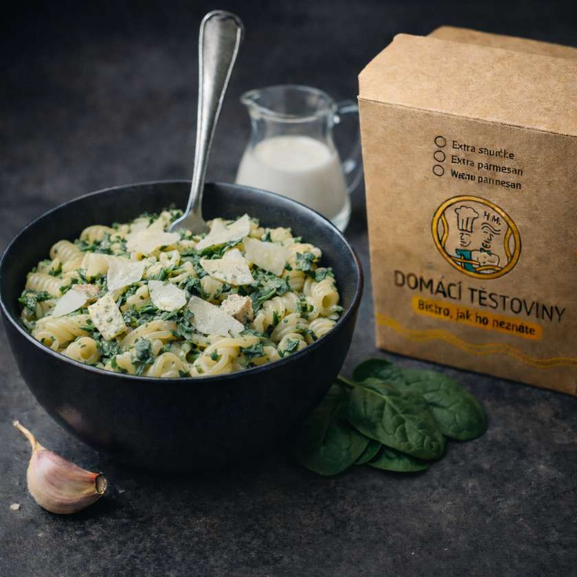 Čerstvé těstoviny s kuřecím masem ve smetanové omáčce se špenátem, špetkou bílého pepře a parmazánem