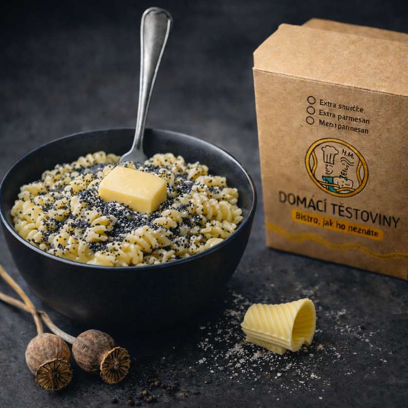 Čerstvé těstoviny s mákem a cukrem přelité popuštěným máslem