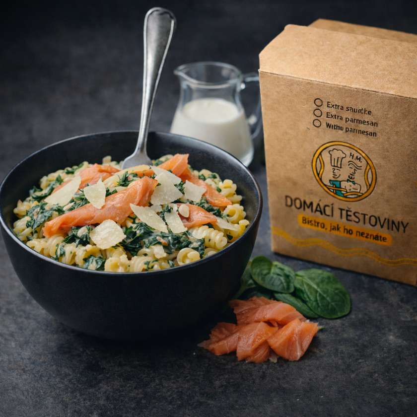 Čerstvé těstoviny s uzeným lososem, smetanovým špenátem a parmazánem