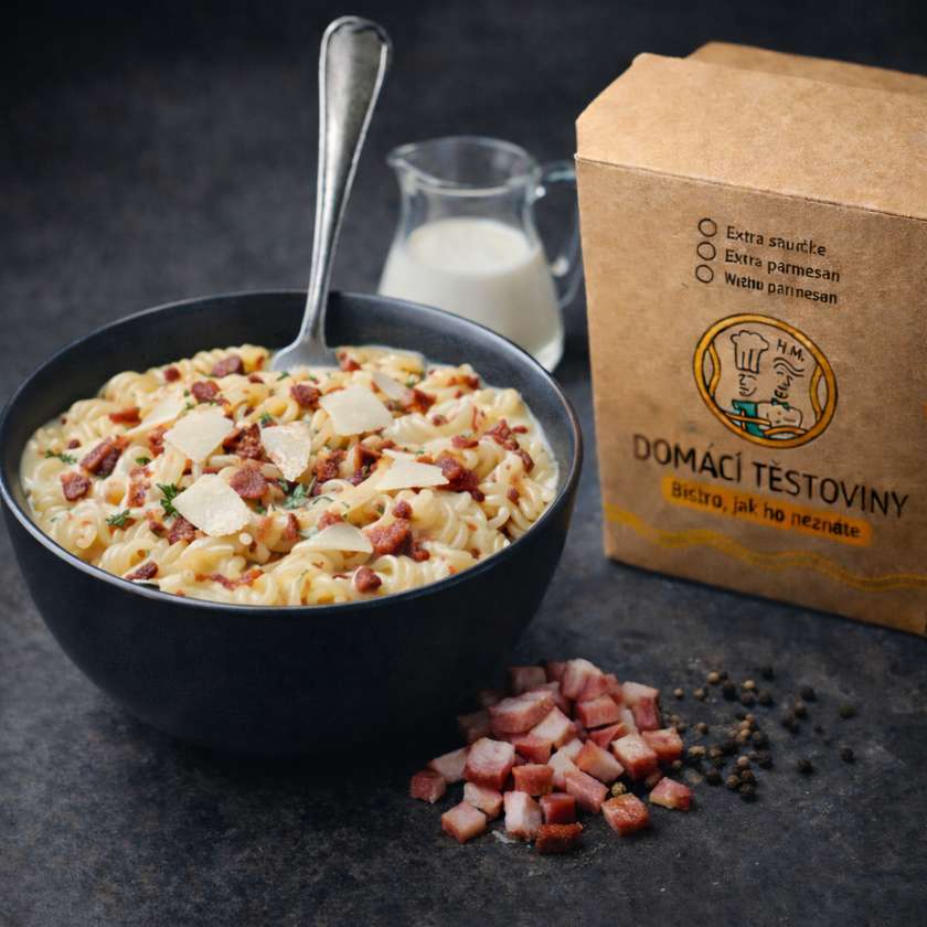 Čerstvé těstoviny s restovanou pancettou ve smetanové omáčce a parmazánem