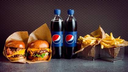 2 Burgeri + 2 Frī kartupeļi + 2 Dzērieni 50cl (Craft Bacon + Craft Onion)