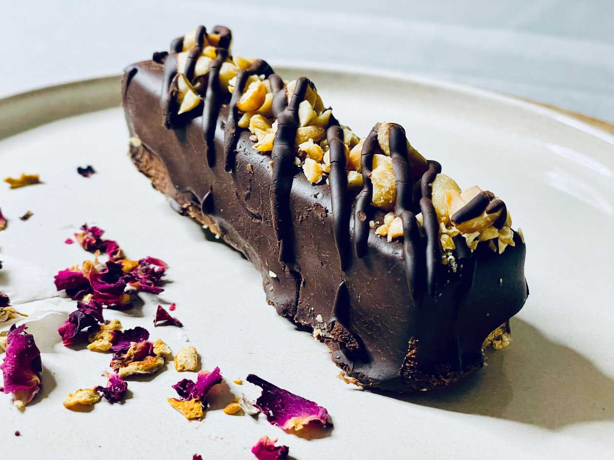 Snickers învelit în ciocolată cu arahide- raw - 135 g