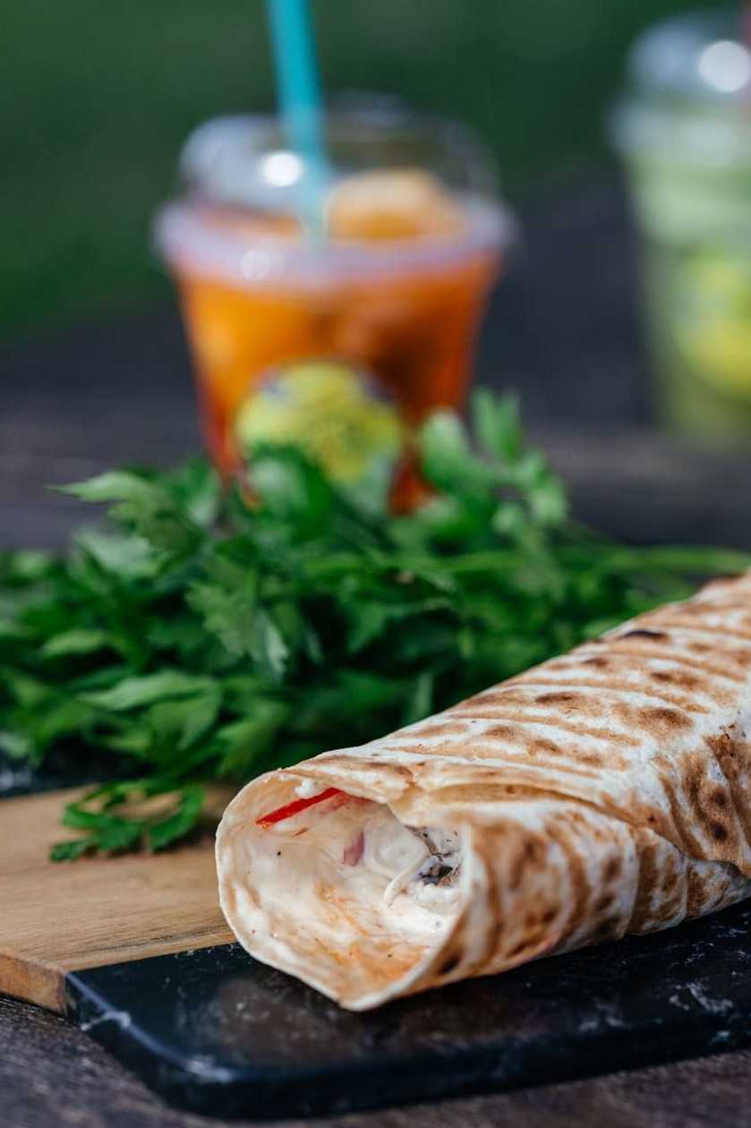 Шаурма з куркою та ананасом