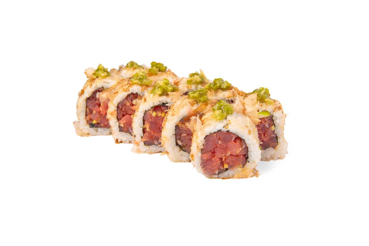 California z tatarem z tuńczyka Yellowfin, katsuobushi i kizami wasabi