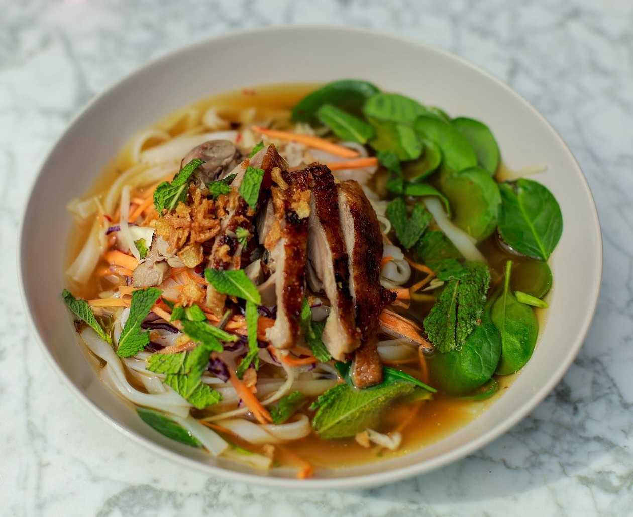 Gordon blue-suitsusingi ja emmentaliga täidetud kanaš. kartulikreemi, valgeveini kastme ja salatiga