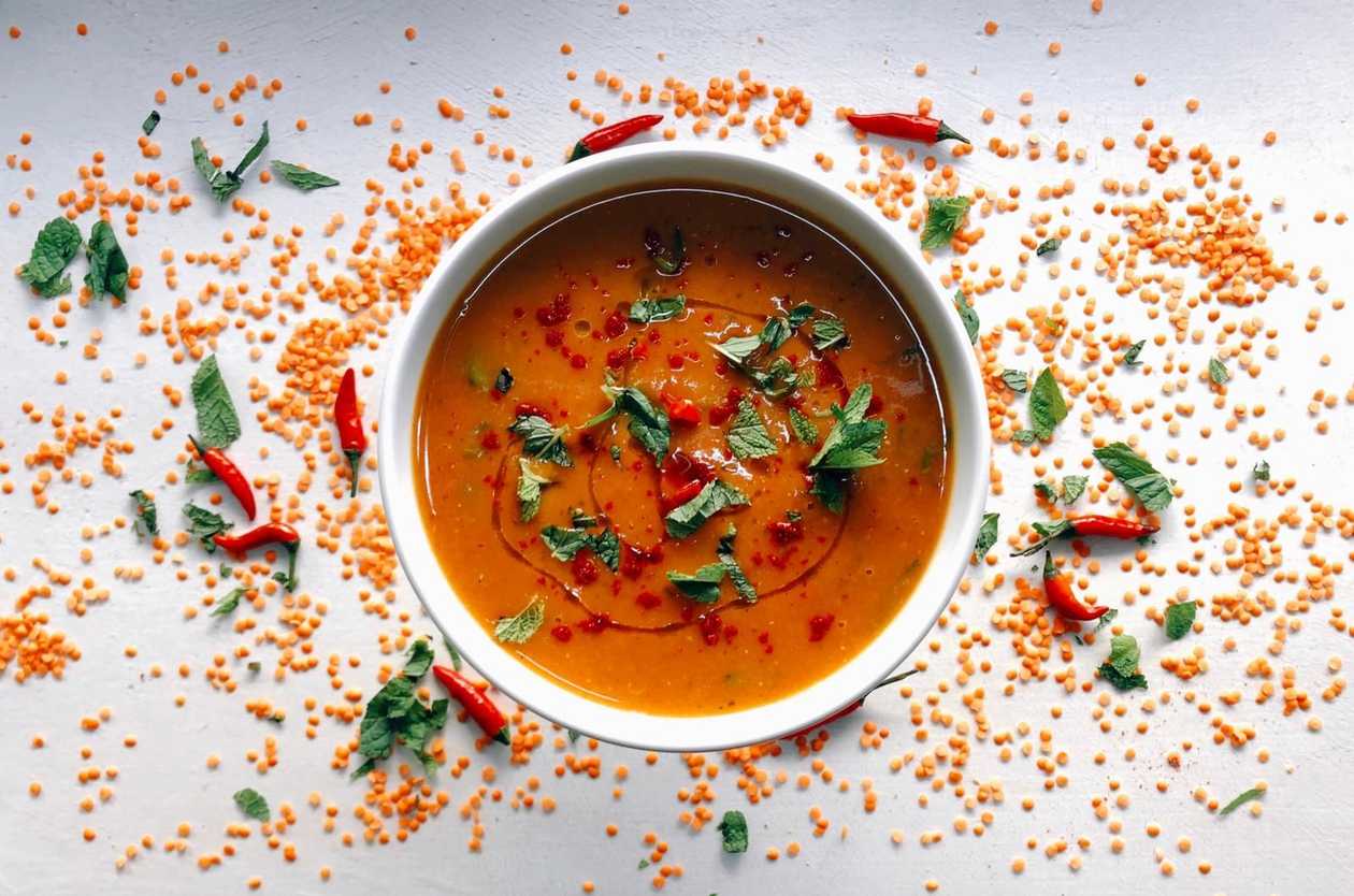 Indická šošovicová polievka s čerstvou medovkou