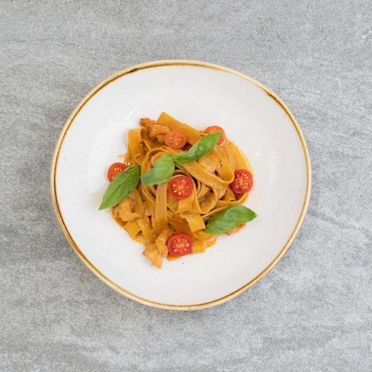 Domácí tagliatelle s krevetami