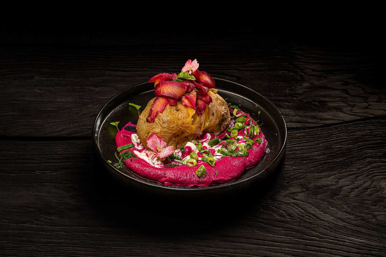 Crushed potato with beetroot cream