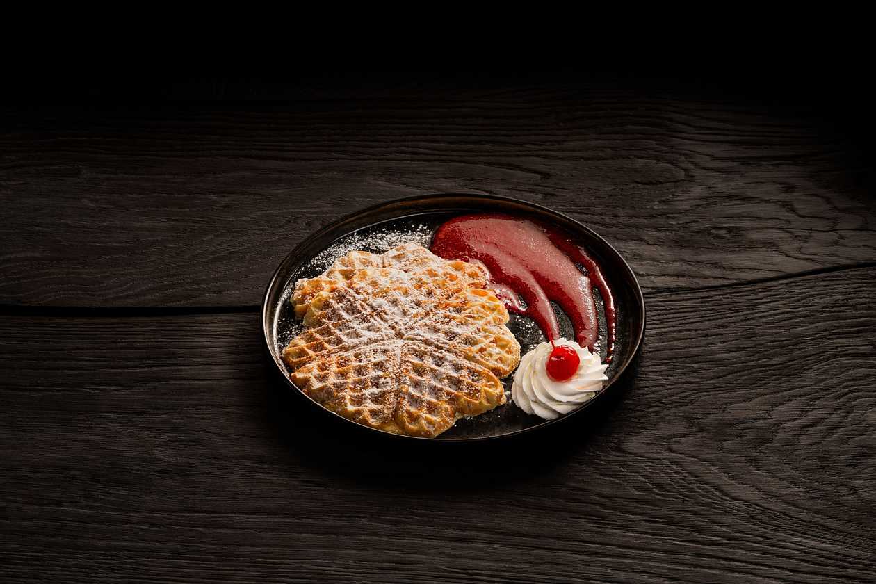 Pancakes with honey and raspberries