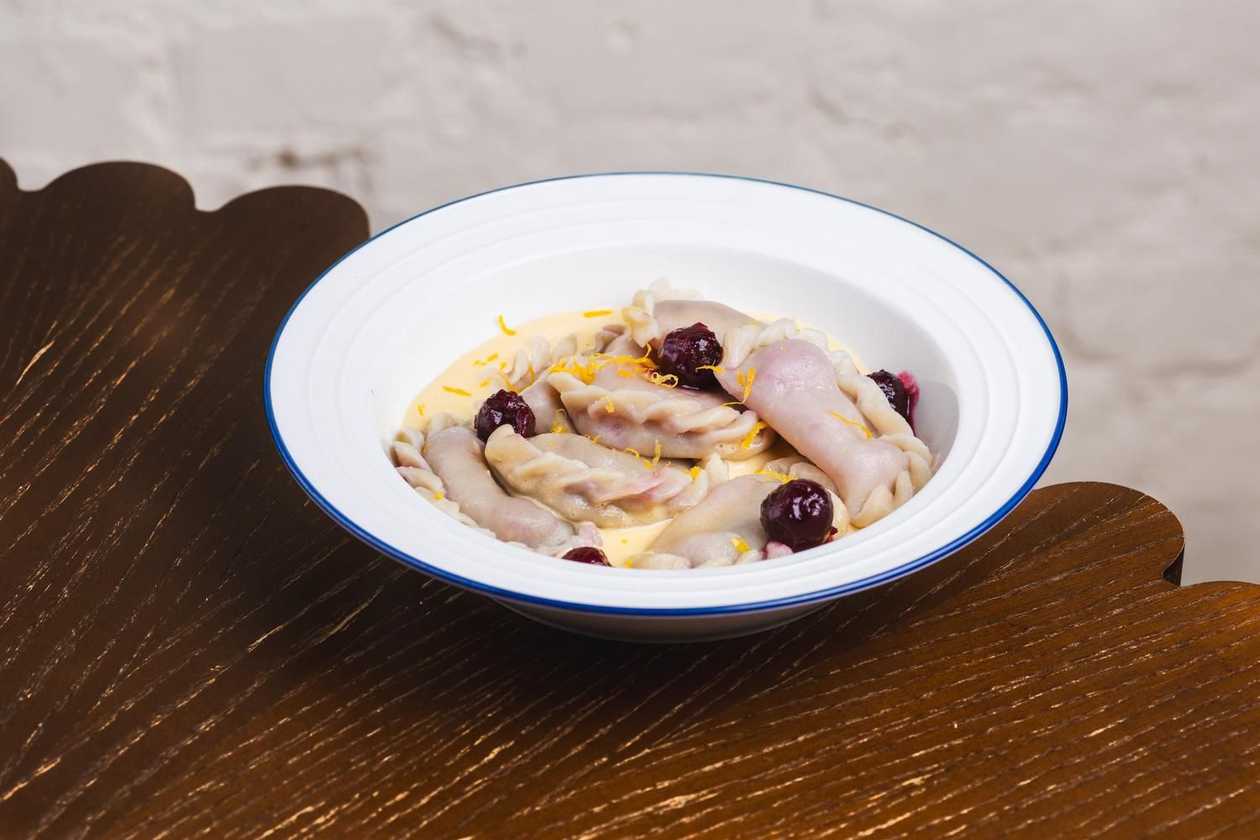 Вареники з вишнями та ванільним кремом