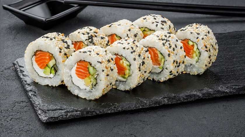 Рол Філадельфія з лососем в кунжуті