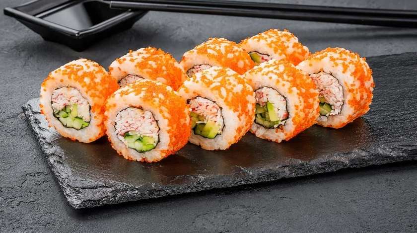 Рол Каліфорнія з крабовим міксом в ікрі