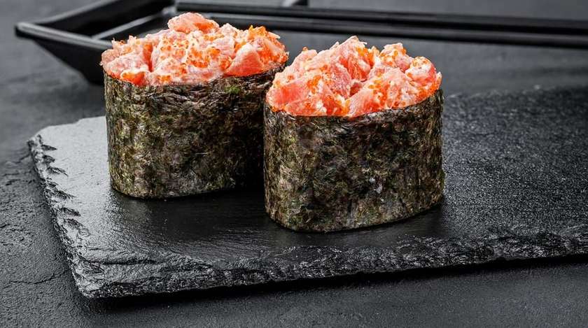 Суші гункан з тунцем