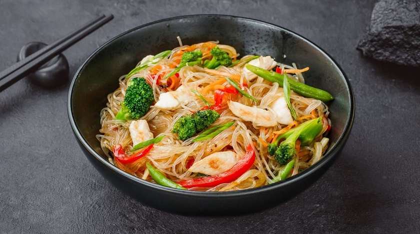 Локшина рисова з куркою