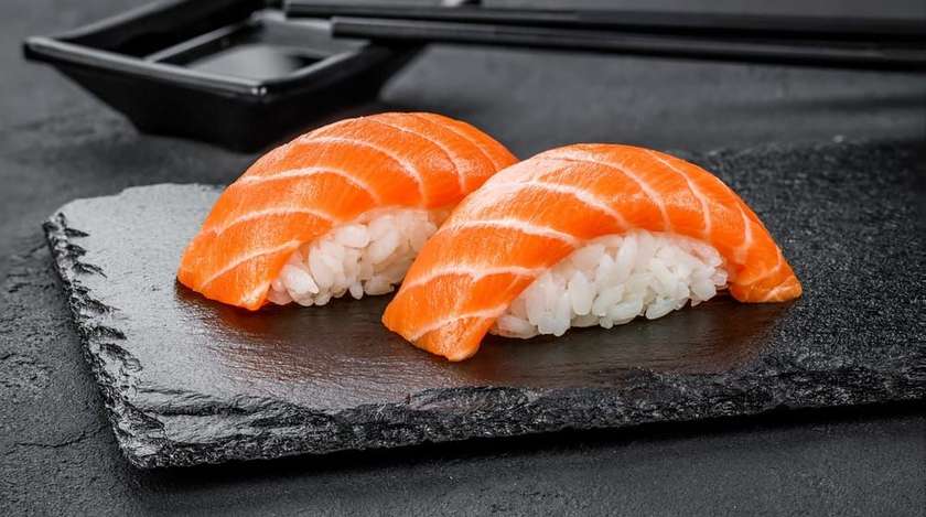 Суші нігірі з лососем