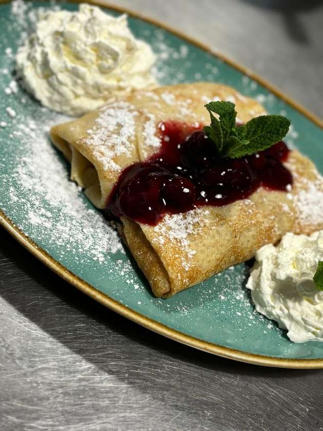 Palacinky s tvarohom, hrozienkami a višňami