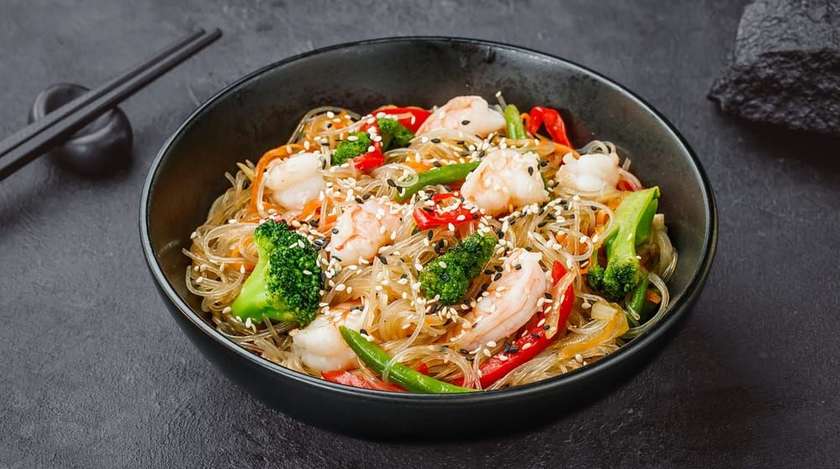 Локшина рисова з креветками