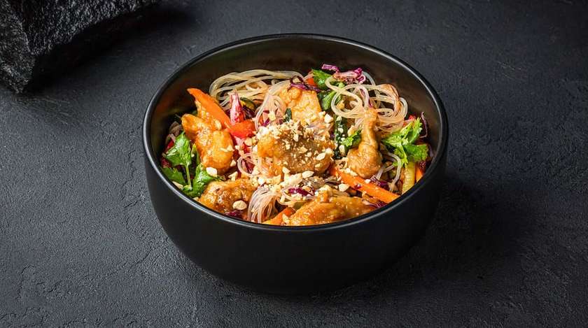 Салат з холодною рисовою локшиною та куркою